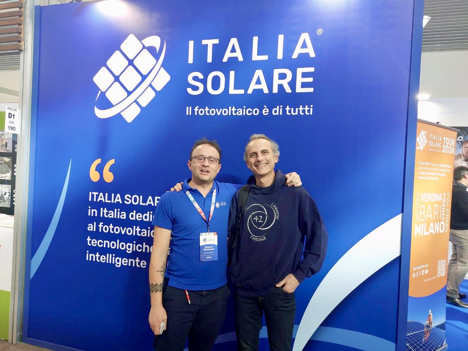 nimaia davanti allo stand di Italia Solare